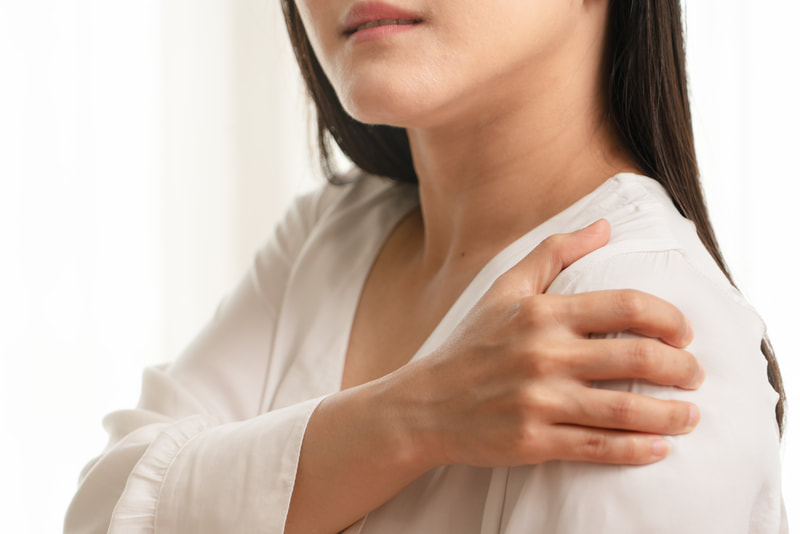 Women suffering from shoulder pain 